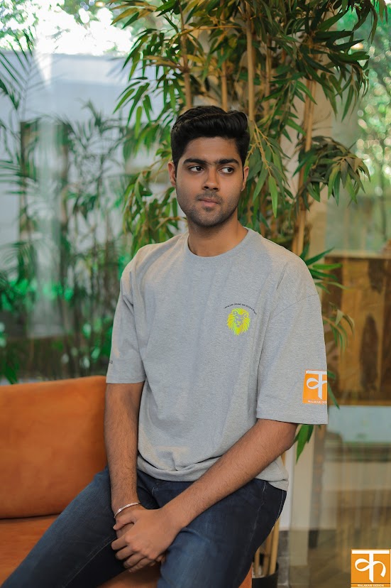 Knitted t-shirt with Print Grey yellow lion –I am fearless | I inhale my dreams and exhale my fear