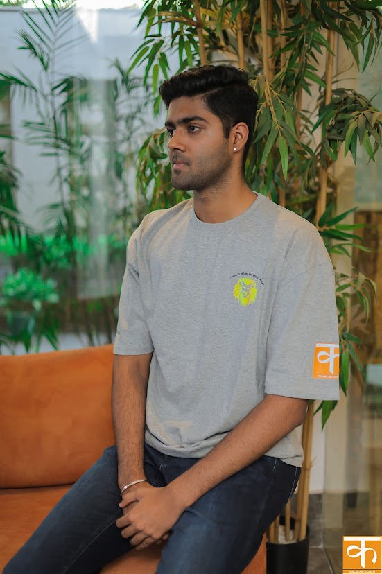 Knitted t-shirt with Print Grey yellow lion –I am fearless | I inhale my dreams and exhale my fear